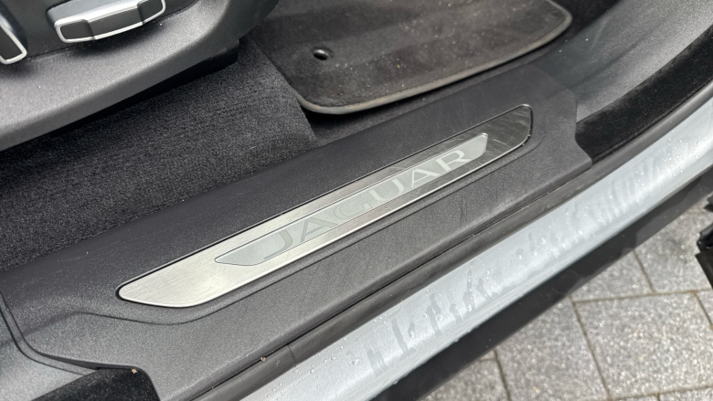 Jaguar F-Pace 2.0d Portfolio 5dr Auto AWD Diesel Estate